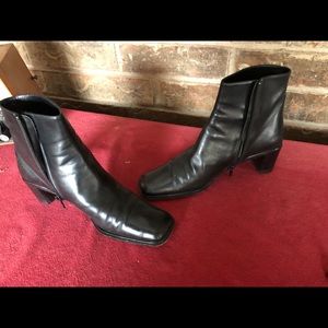 Italian made soft black leather ankle boots  sz7M